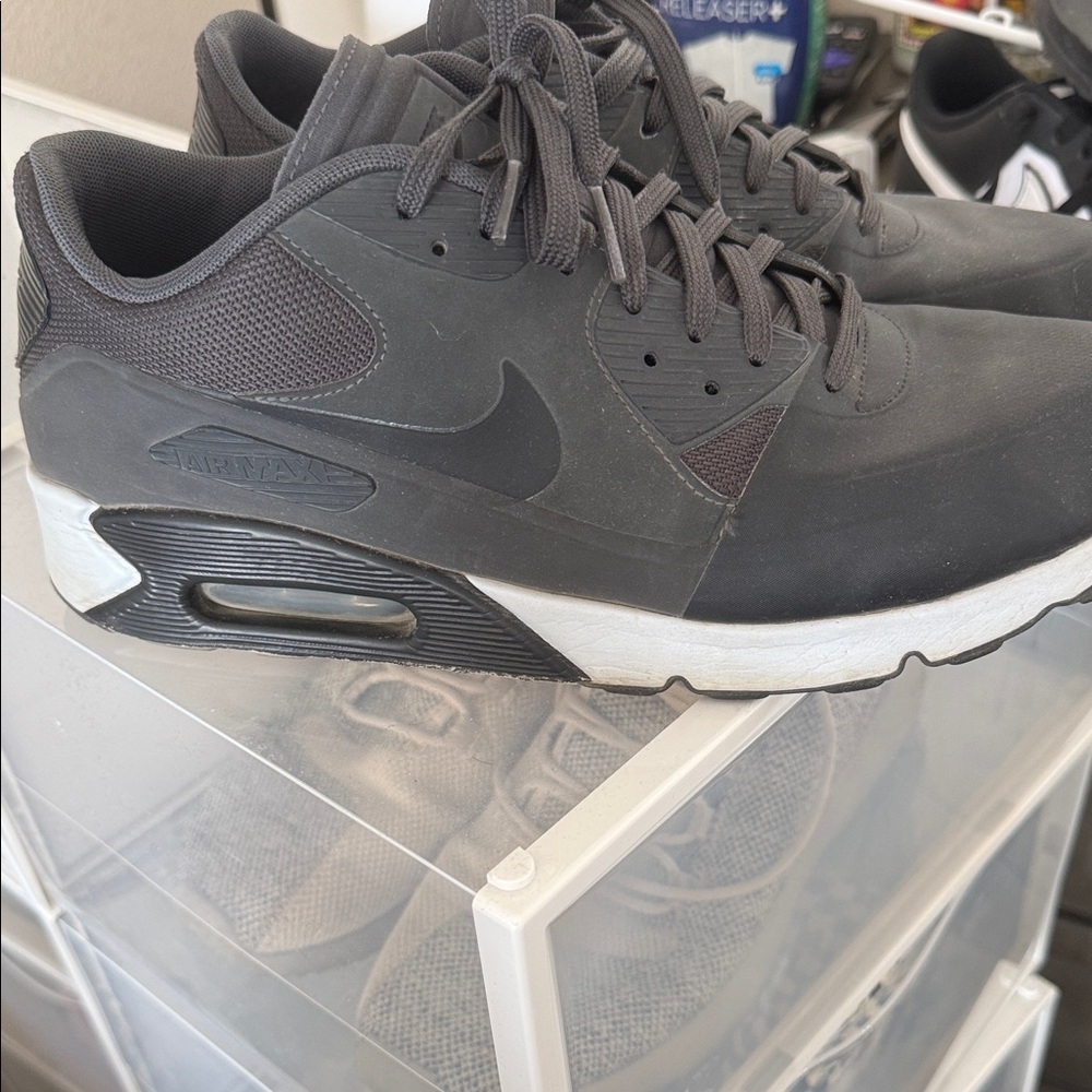 Nike Men's Black and White Sneakers